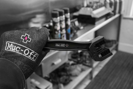MUC-OFF Szczotka do czyszczenia łańcucha - Motorcycle Chain Brush