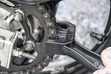 MUC-OFF Szczotka do czyszczenia łańcucha - Motorcycle Chain Brush