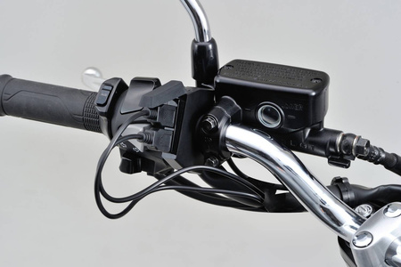 Daytona 2 porty USB w obudowie slim na kierownicę 89372