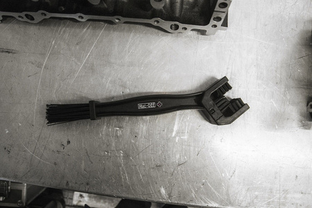 MUC-OFF Szczotka do czyszczenia łańcucha - Motorcycle Chain Brush