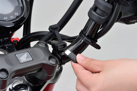 Daytona źródło zasilania z portem USB typu C na przewodzie do montażu na kierownicy motocykla 80399