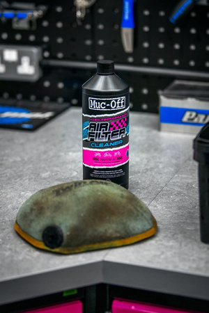 MUC-OFF Biodegradowalny płyn do czyszczenia gąbkowych filtrów powietrza Air Filter Cleaner 1L